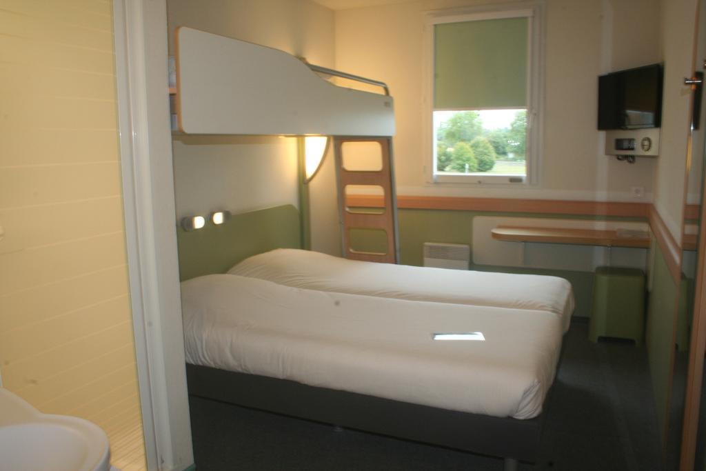 ibis budget Niort - La Crèche Esterno foto